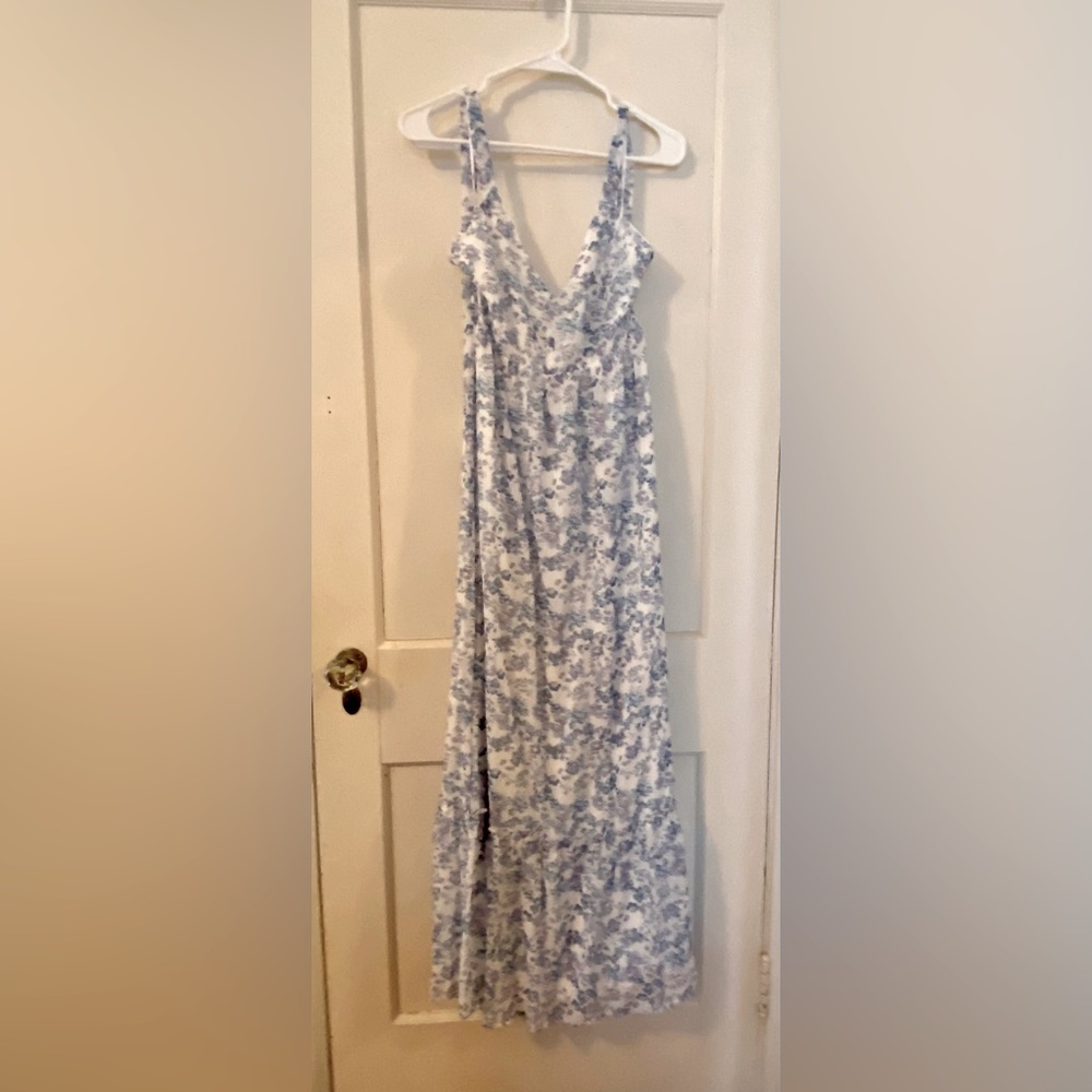 Lulus 2022, blue floral dress with, size large. New with tags.